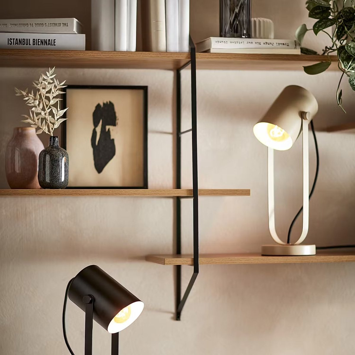 ON STAGE Skrivebordslampe – Justerbar metalbordlampe i spotdesign