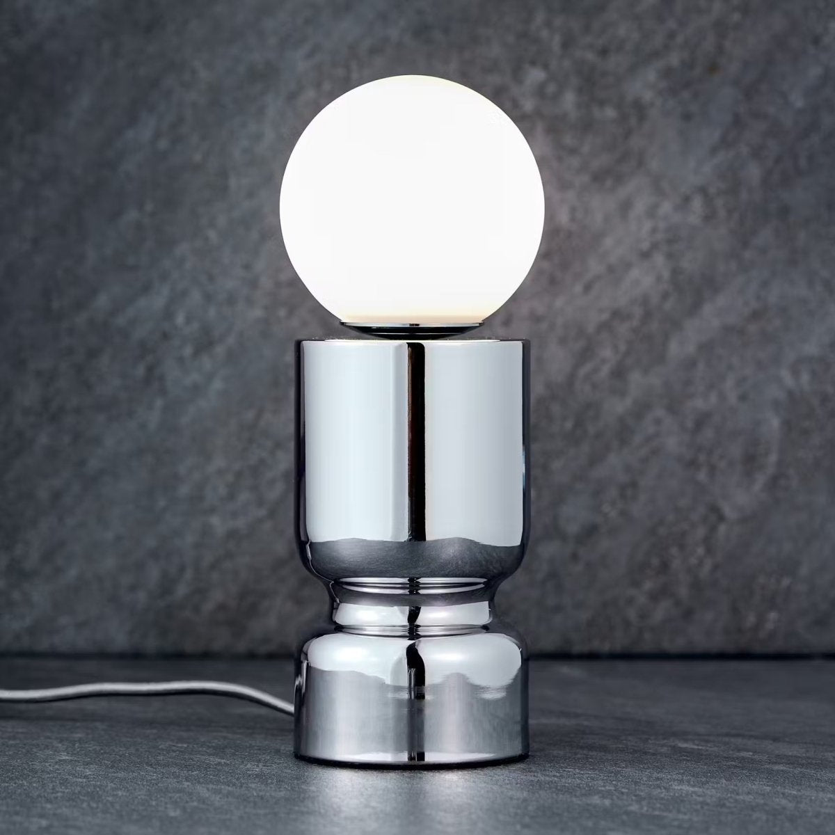 CHROME Bordlampe – Moderne Glas- & Krom-design Bordlampe