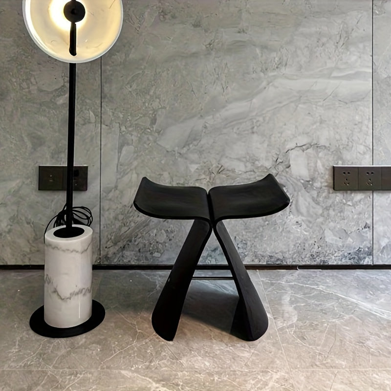Elegant Butterfly Stool – Tidless Design til Stue og Entré