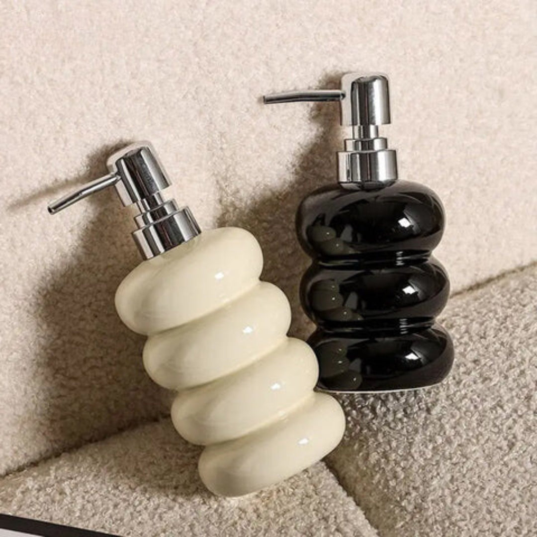 CeramiLux - Frostet sæbedispenser med sølvpumpe og skridsikker base