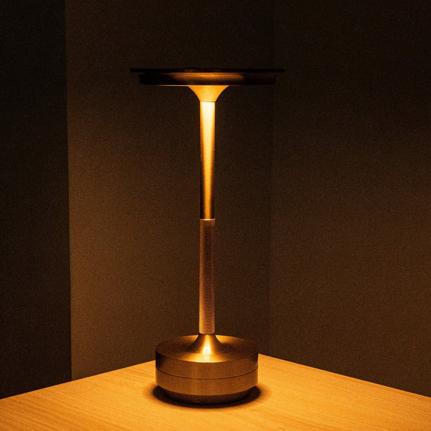 Bolendo MetalSense | Trådløs bordlampe i metal