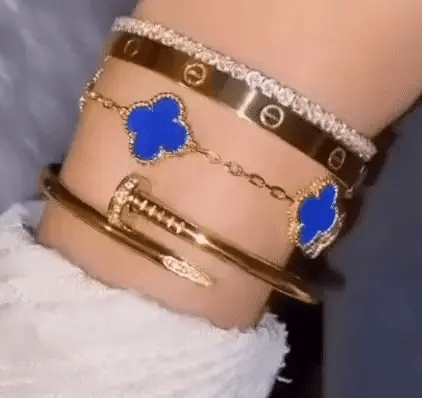 Liora Kløver Charms Armbånd Med Fire Blomster Charms I Guldbelagt Rustfrit Stål