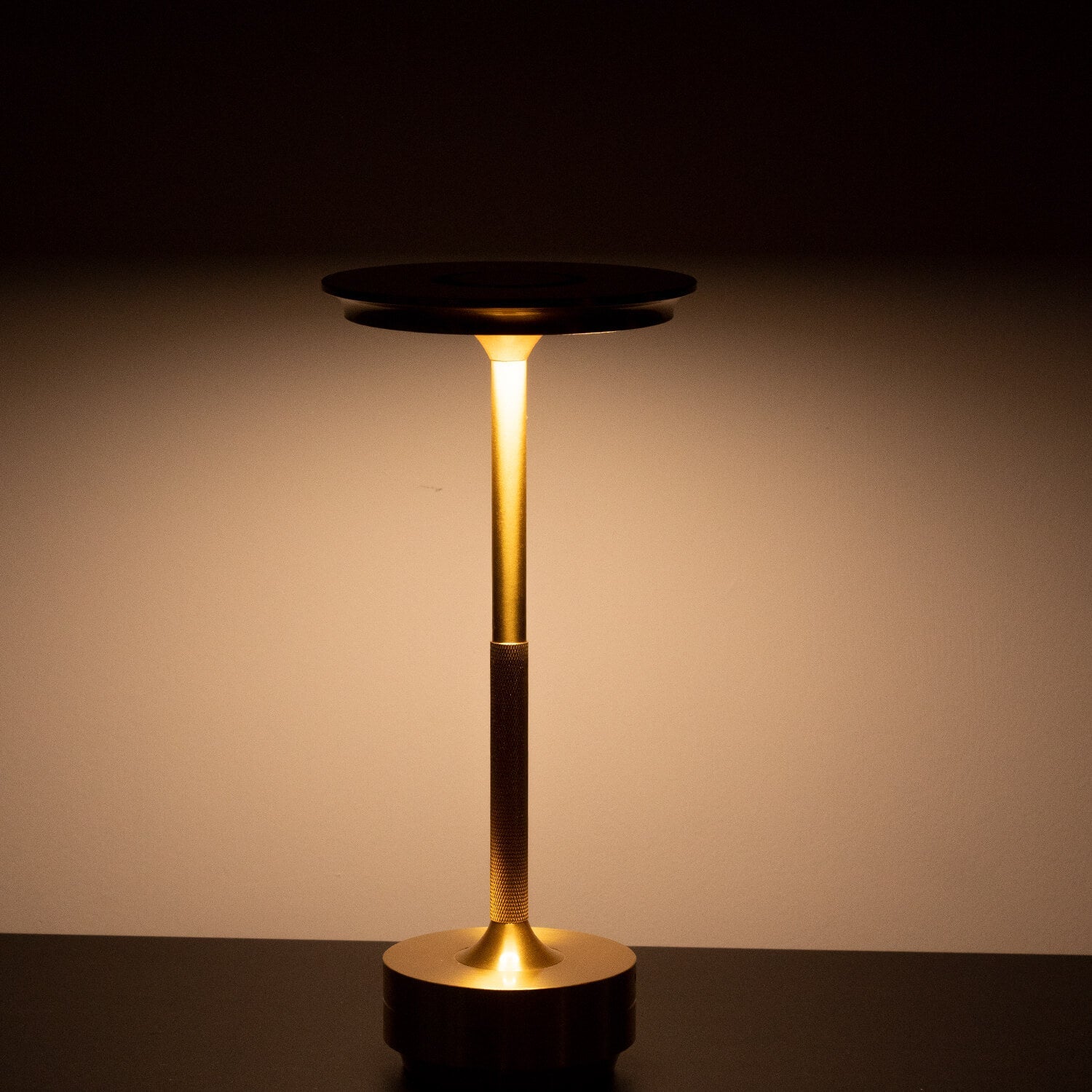Bolendo MetalSense | Trådløs bordlampe i metal