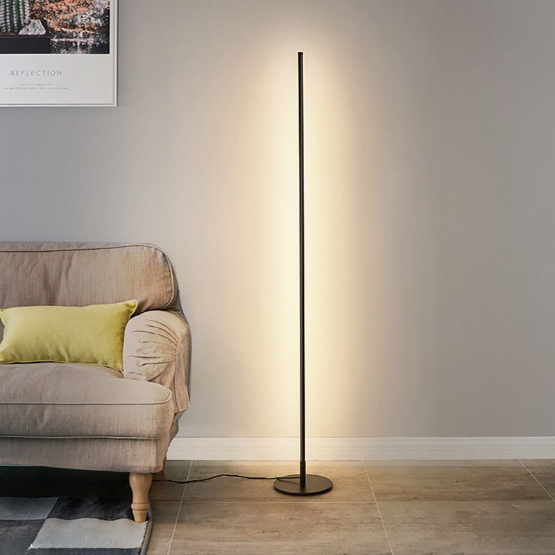 LuxeGlow Dæmpbar Gulvlampe Med Fjernbetjening Til Lysstyrke Og Farvetemperatur