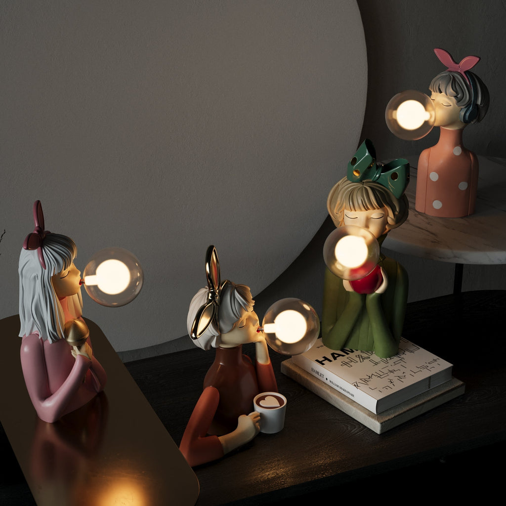 Kunstnerisk Bordlampe med Figurer – Unik, Legesyg og Atmosfærisk