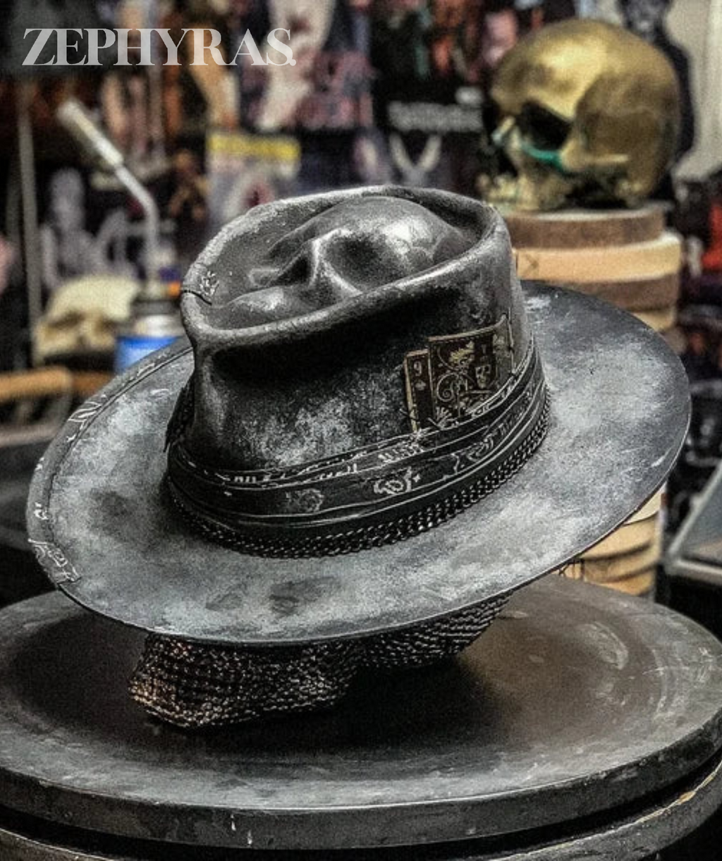 Artisan Skull Hat Håndlavet med Trendy Disk Emblem til Modige Stile