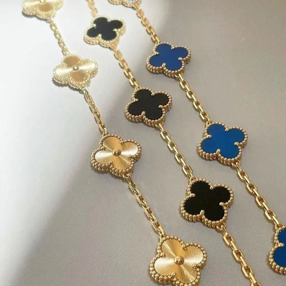 Liora Kløver Charms Armbånd Med Fire Blomster Charms I Guldbelagt Rustfrit Stål
