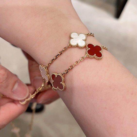 Liora Kløver Charms Armbånd Med Fire Blomster Charms I Guldbelagt Rustfrit Stål