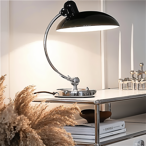Bordlampe – Justerbar arm af jern & klassisk kuppelform til funktionel arbejdsbelysning