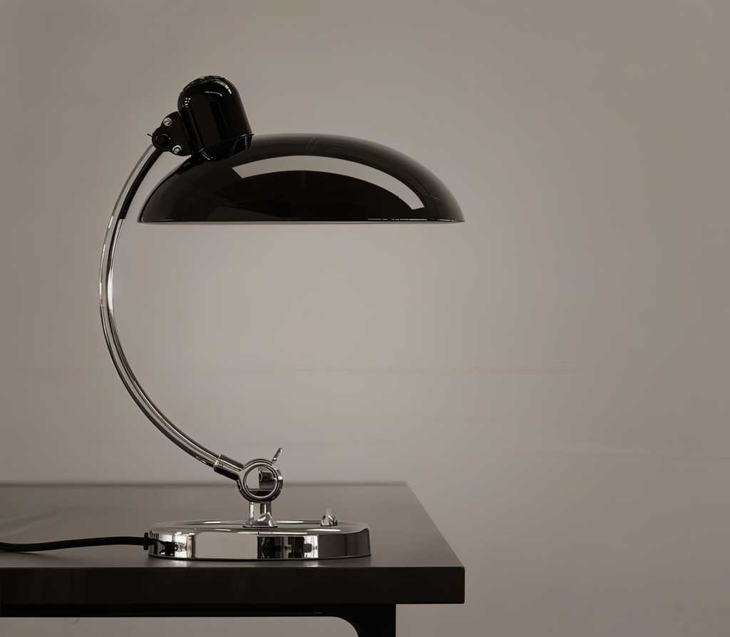 Bordlampe – Justerbar arm af jern & klassisk kuppelform til funktionel arbejdsbelysning