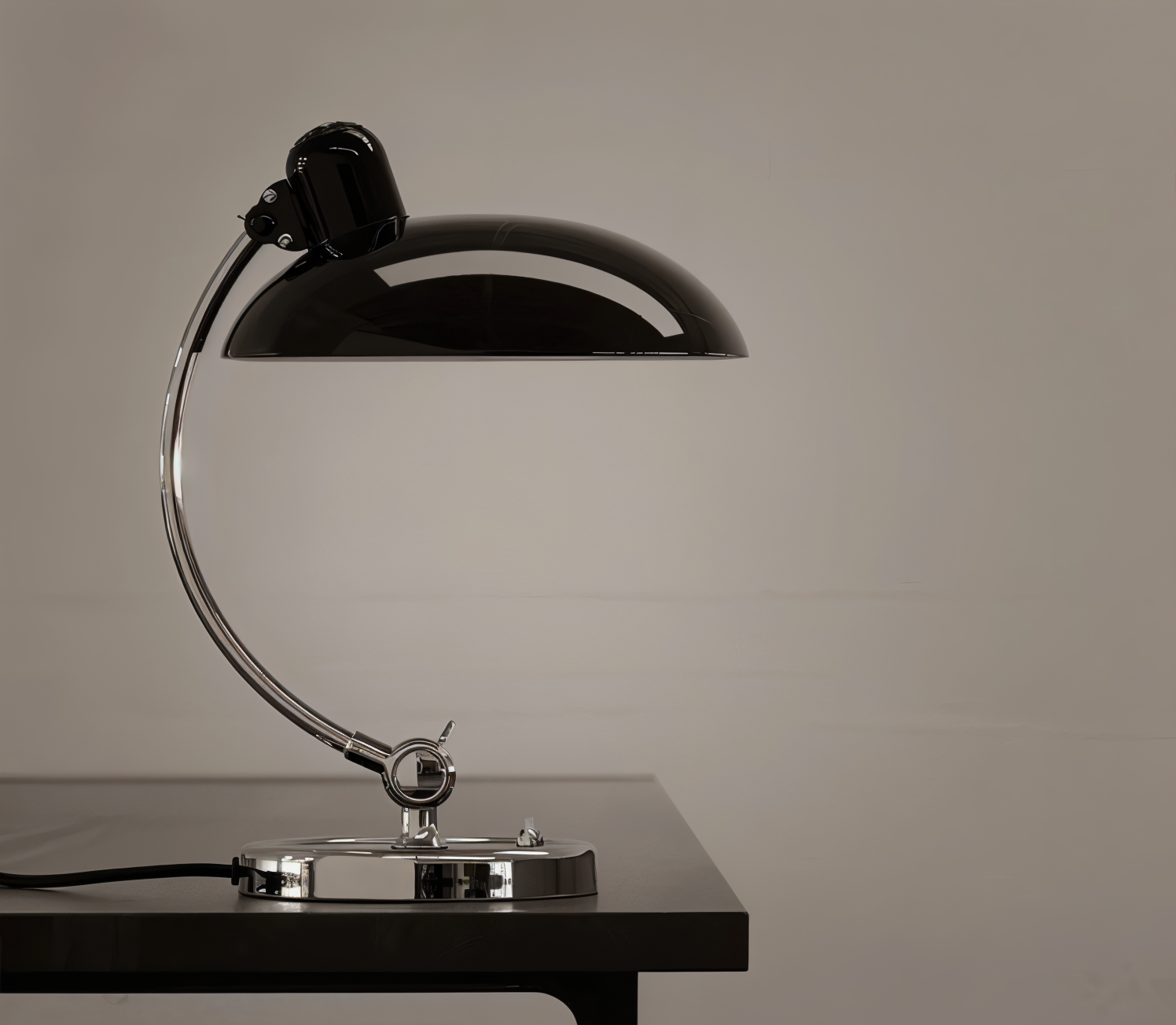 Bordlampe – Justerbar arm af jern & klassisk kuppelform til funktionel arbejdsbelysning