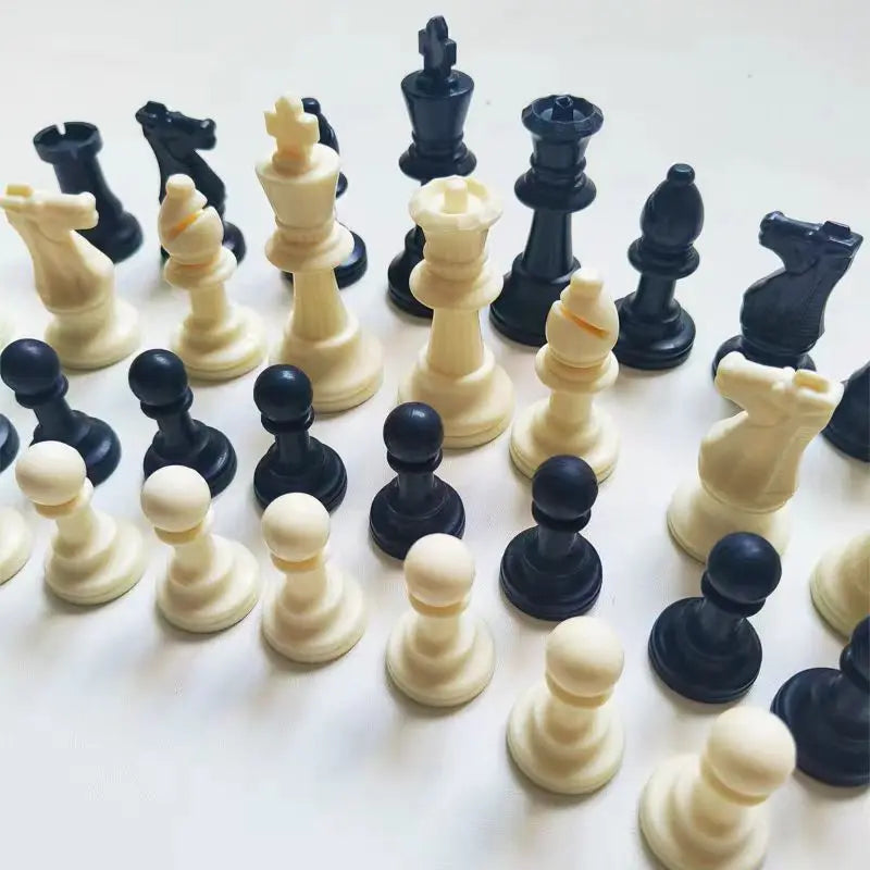 Ardentor Skakfigurer Sæt i Træ – 32-delt, Håndlavet & Klassisk Design