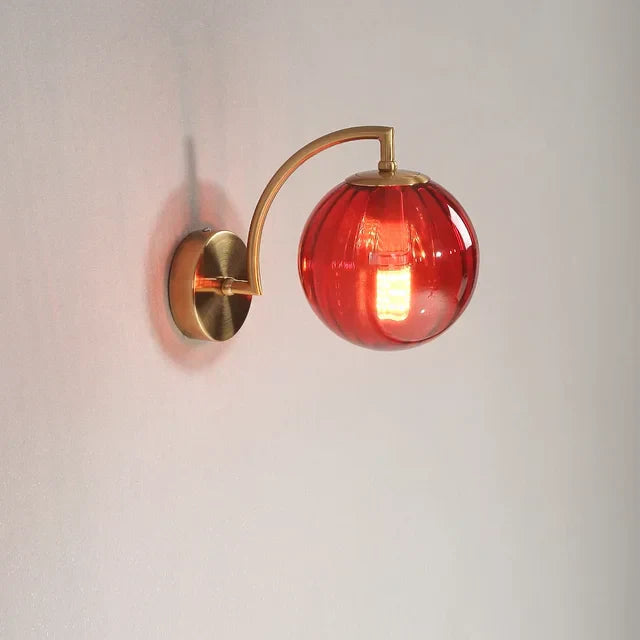 Moderne Glas Væglampe med Varmt Lys og Elegant Skandinavisk Design