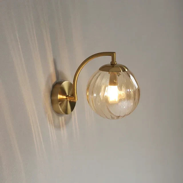 Moderne Glas Væglampe med Varmt Lys og Elegant Skandinavisk Design