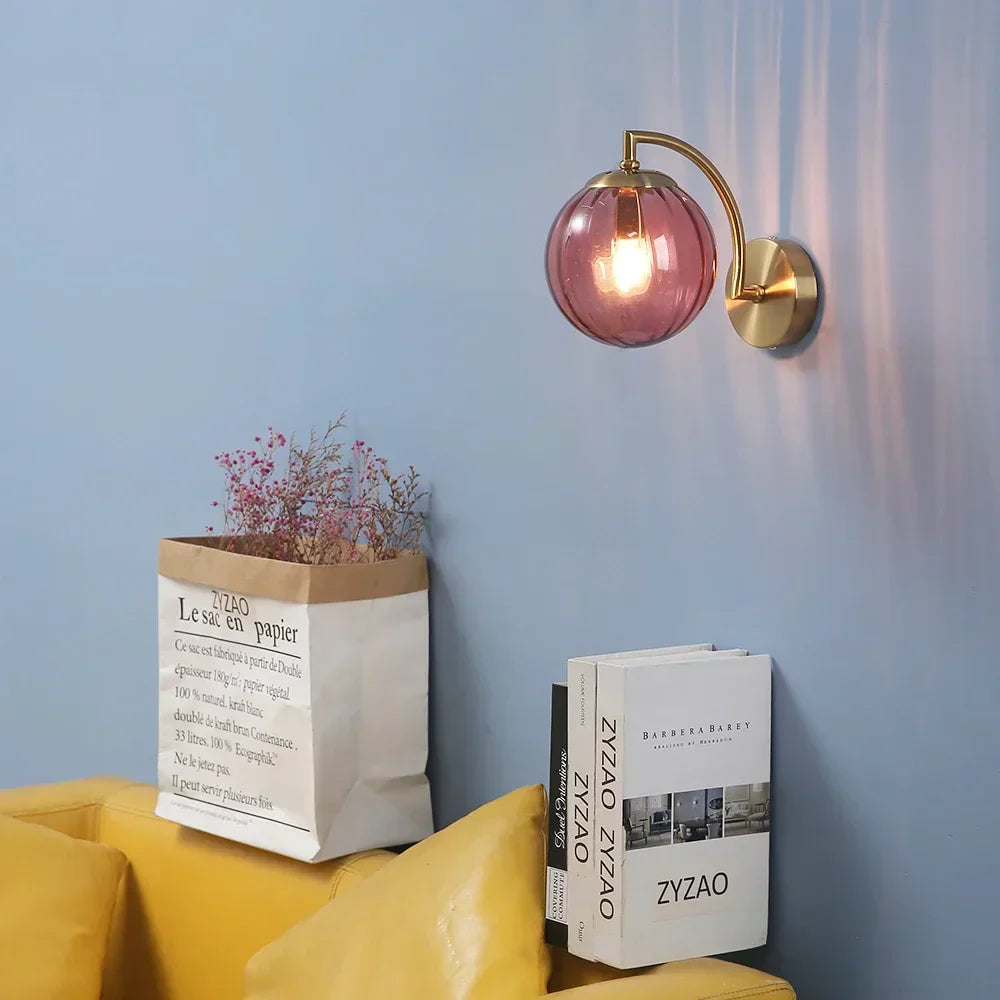 Moderne Glas Væglampe med Varmt Lys og Elegant Skandinavisk Design