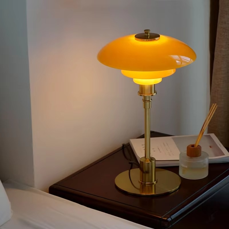 Design Bordlampe med Glas Skærm – Stemningsfuldt Lys og Minimalistisk Elegance