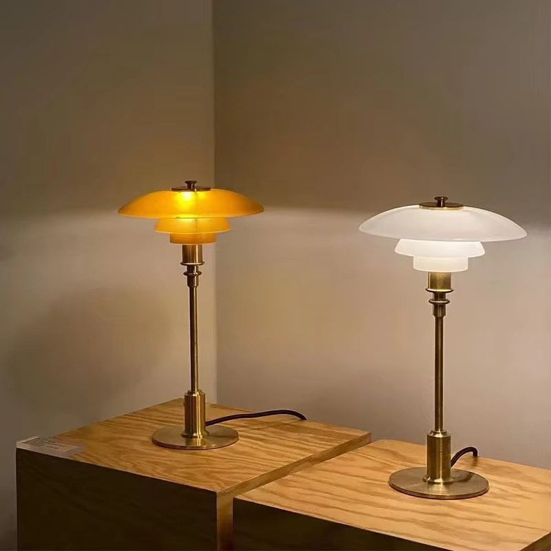 Design Bordlampe med Glas Skærm – Stemningsfuldt Lys og Minimalistisk Elegance