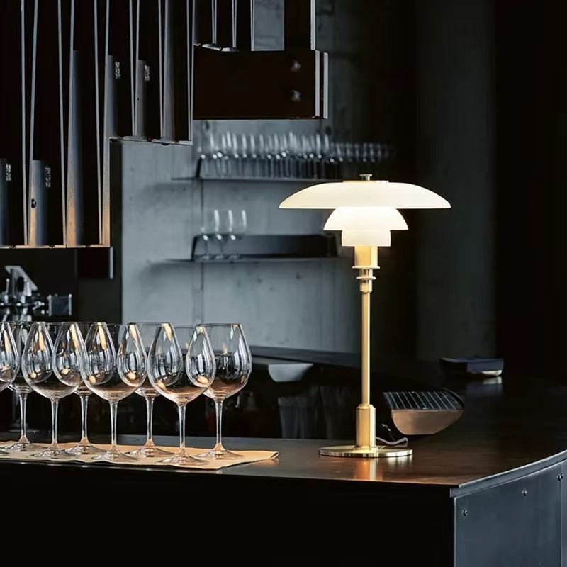 Design Bordlampe med Glas Skærm – Stemningsfuldt Lys og Minimalistisk Elegance