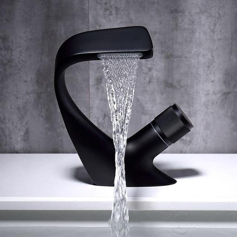 AQUACASCADE Vaskarmatur – Moderne Vandfald Badmiks i Solid Messing