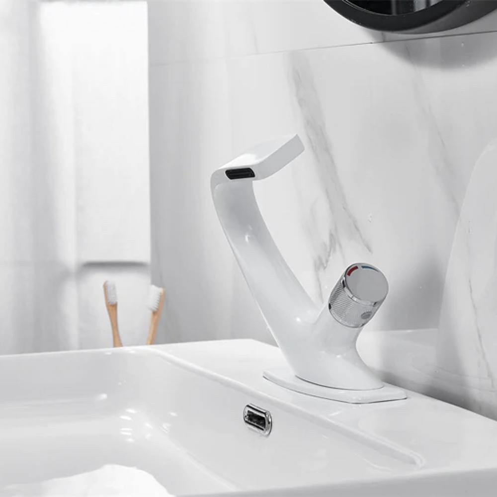 AQUACASCADE Vaskarmatur – Moderne Vandfald Badmiks i Solid Messing