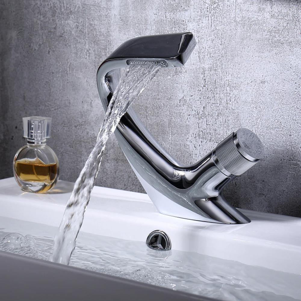 AQUACASCADE Vaskarmatur – Moderne Vandfald Badmiks i Solid Messing