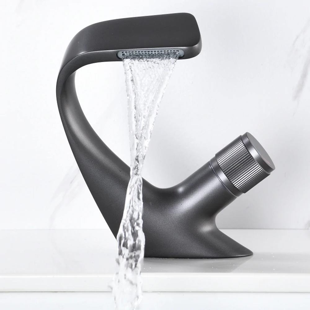 AQUACASCADE Vaskarmatur – Moderne Vandfald Badmiks i Solid Messing