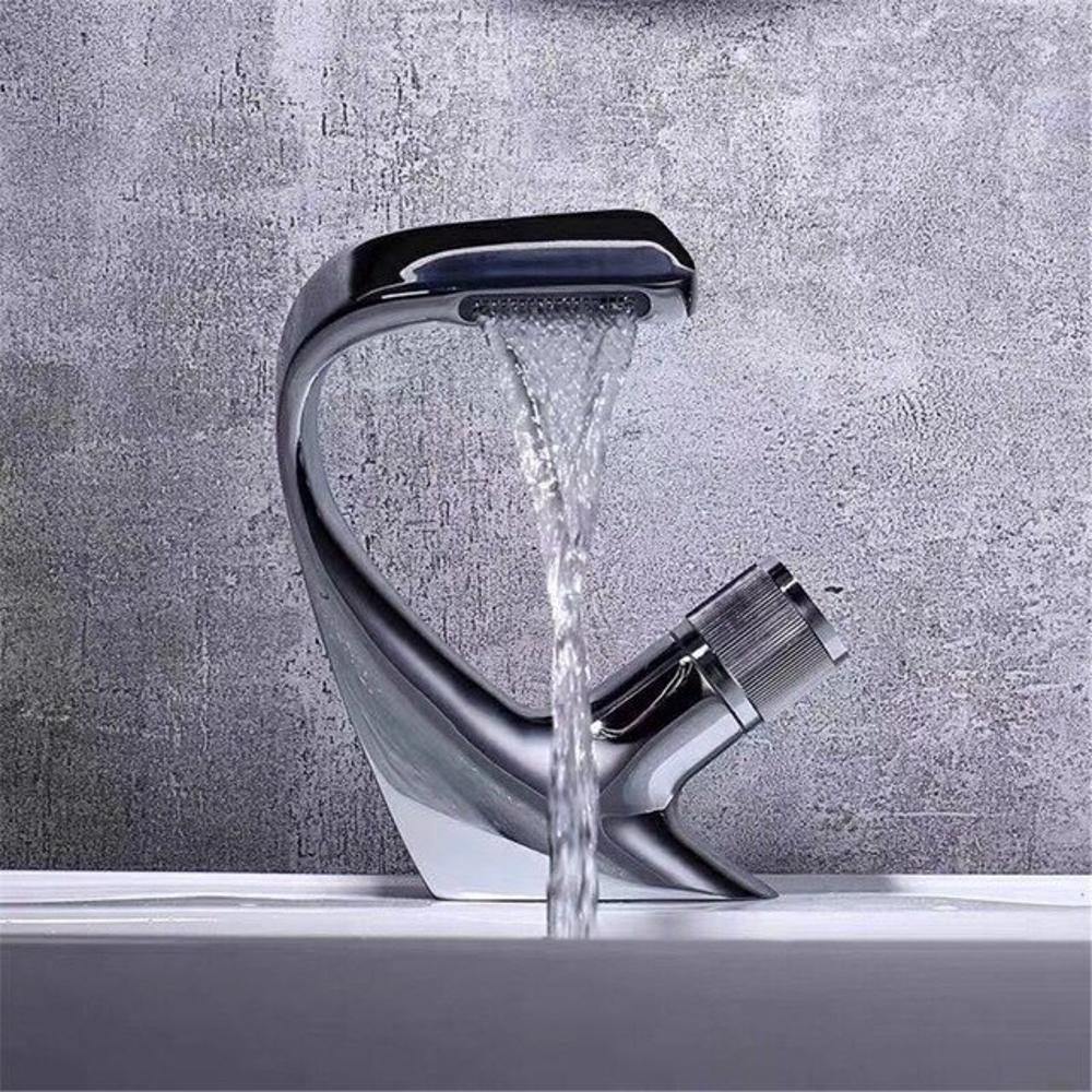 AQUACASCADE Vaskarmatur – Moderne Vandfald Badmiks i Solid Messing