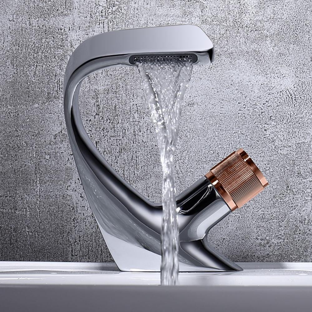 AQUACASCADE Vaskarmatur – Moderne Vandfald Badmiks i Solid Messing