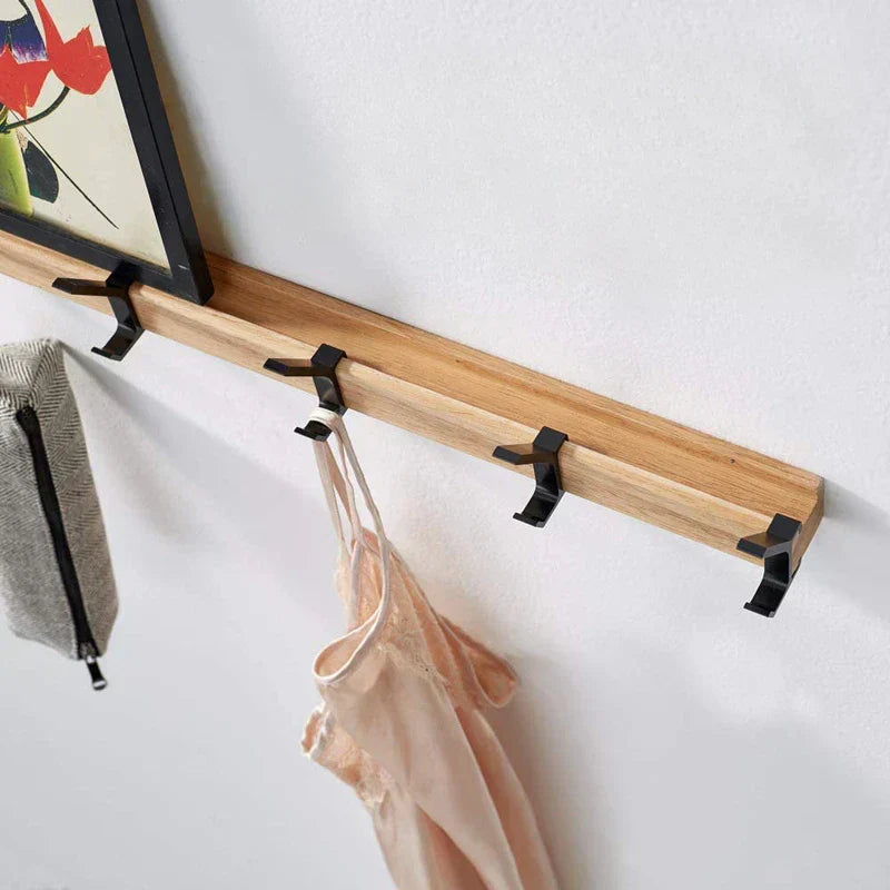 Væghængt garderobe med flytbare kroge – Skandinavisk design lavet af træ og metal