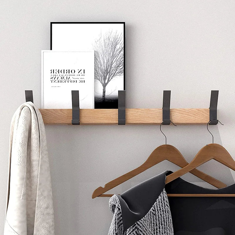 Væghængt garderobe med flytbare kroge – Skandinavisk design lavet af træ og metal