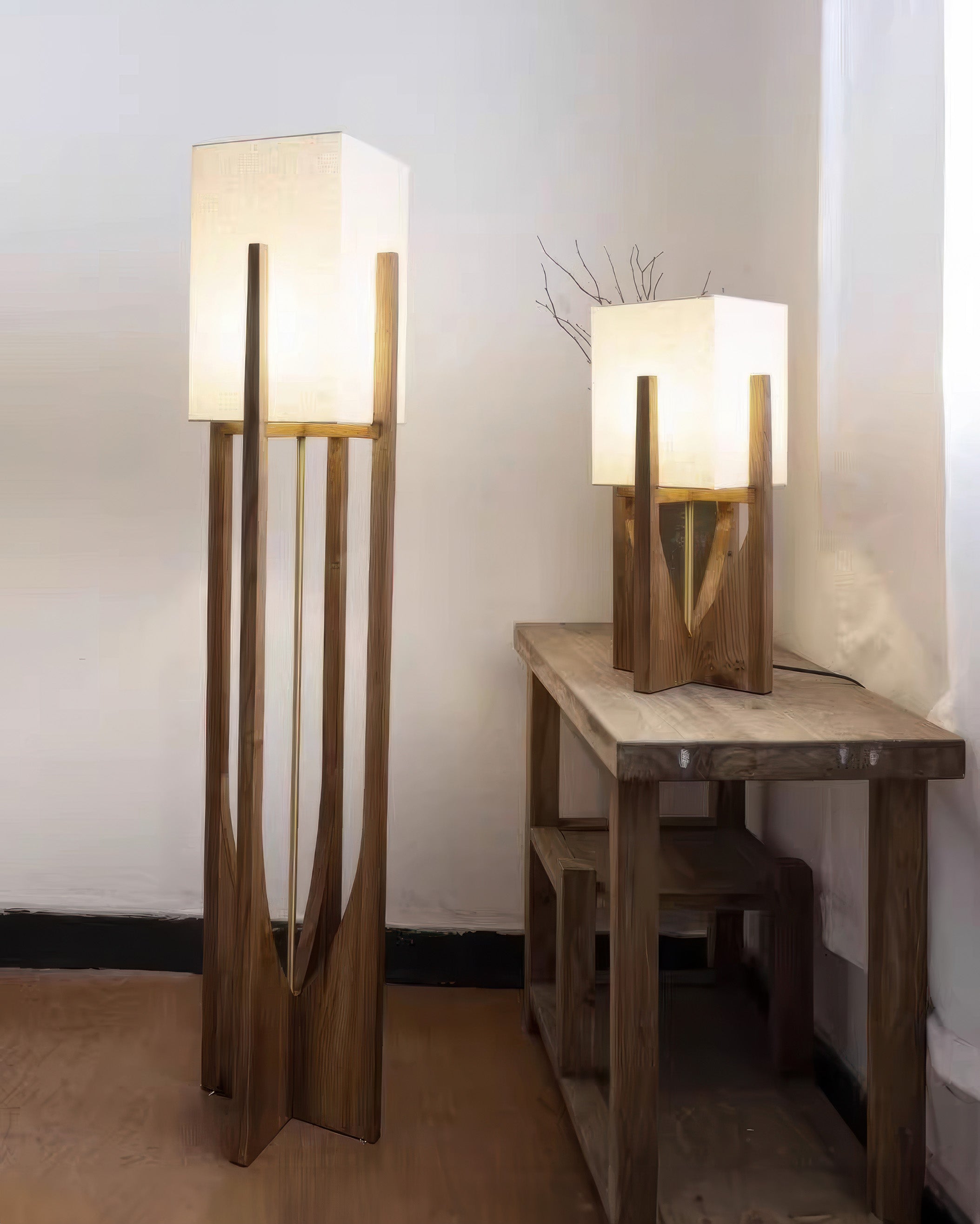 Caelum Valnød Gulvlampe med Linned Skærm til Stuer