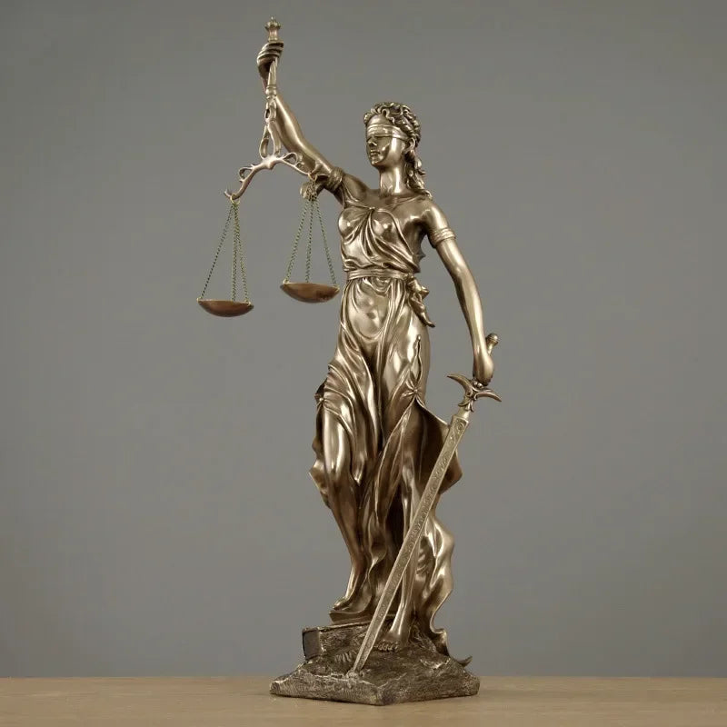 JustiMuse – Lady Justice skulptur med afbalancerede vægte og tidløs elegance