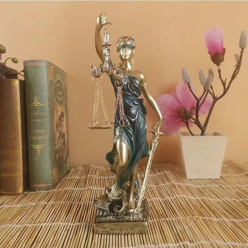 JustiMuse – Lady Justice skulptur med afbalancerede vægte og tidløs elegance