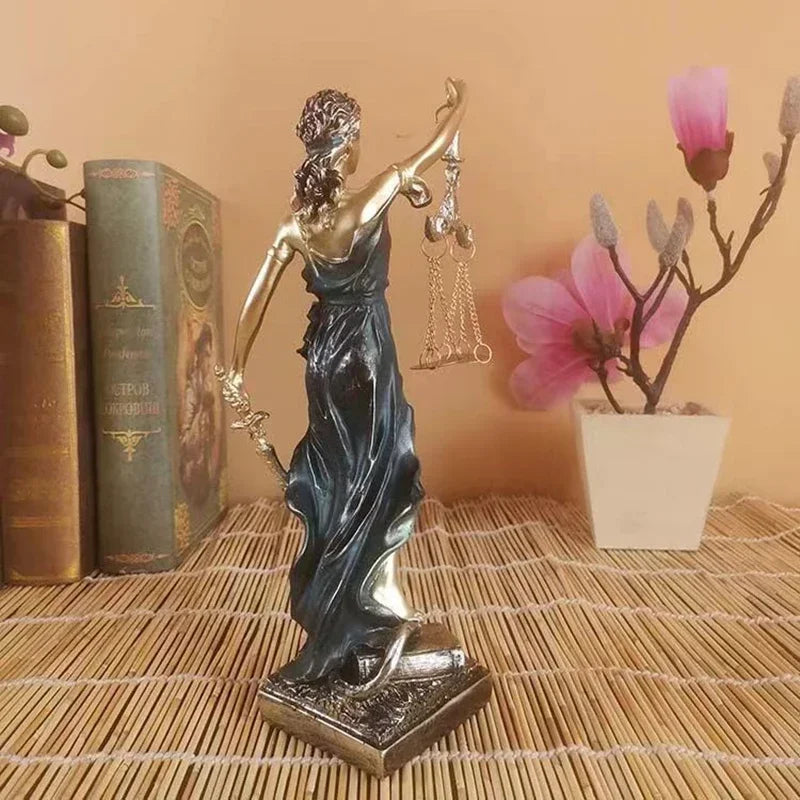 JustiMuse – Lady Justice skulptur med afbalancerede vægte og tidløs elegance