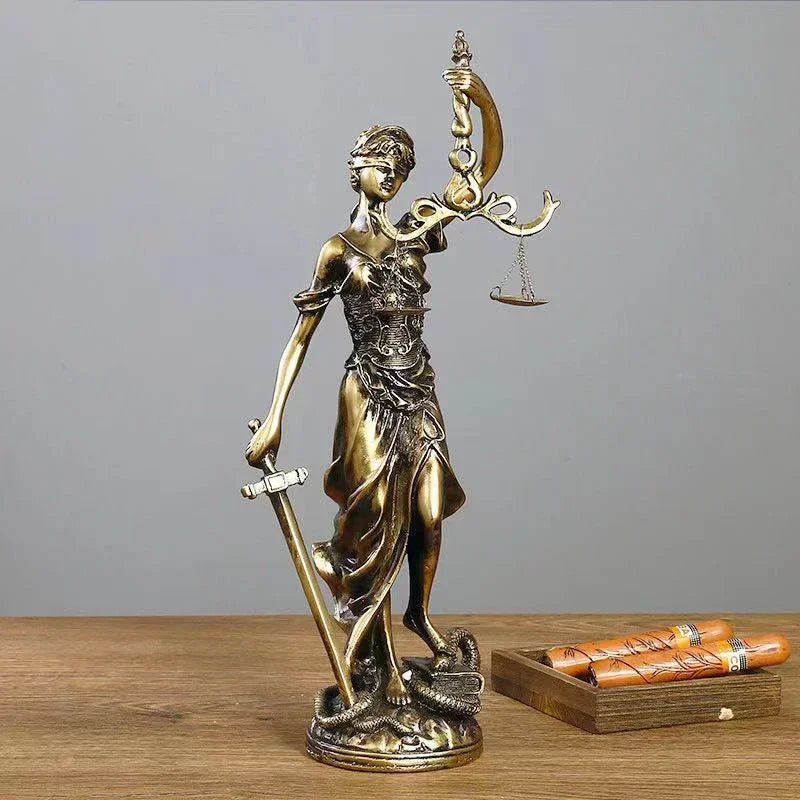 JustiMuse – Lady Justice skulptur med afbalancerede vægte og tidløs elegance