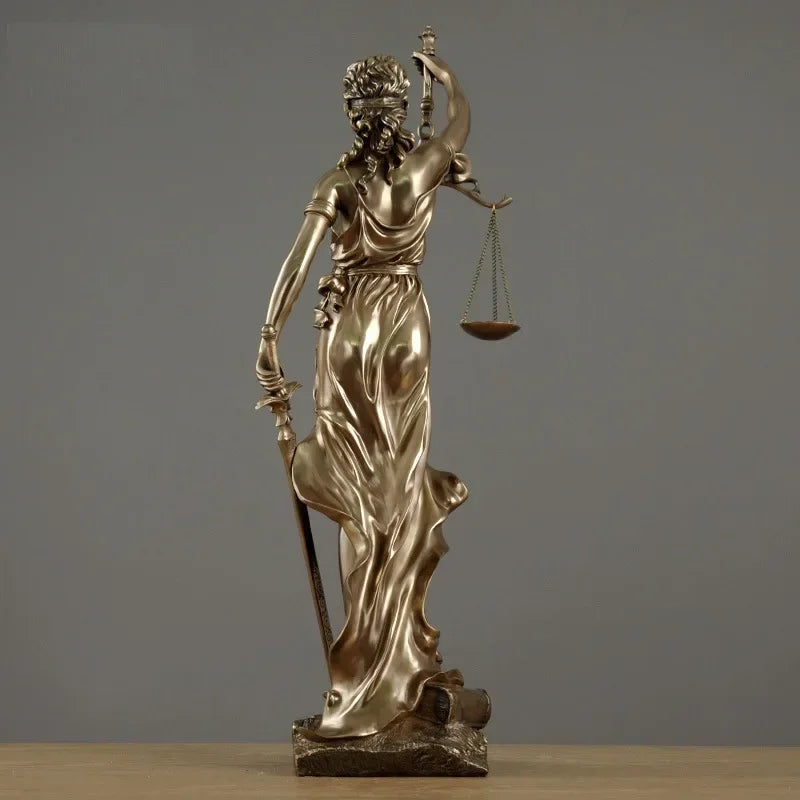 JustiMuse – Lady Justice skulptur med afbalancerede vægte og tidløs elegance