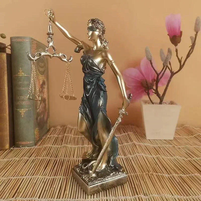 JustiMuse – Lady Justice skulptur med afbalancerede vægte og tidløs elegance