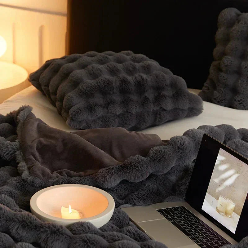 VeloraWeave Kanin Faux Fur Plaid Til Hyggelig Varme I Hjemmet