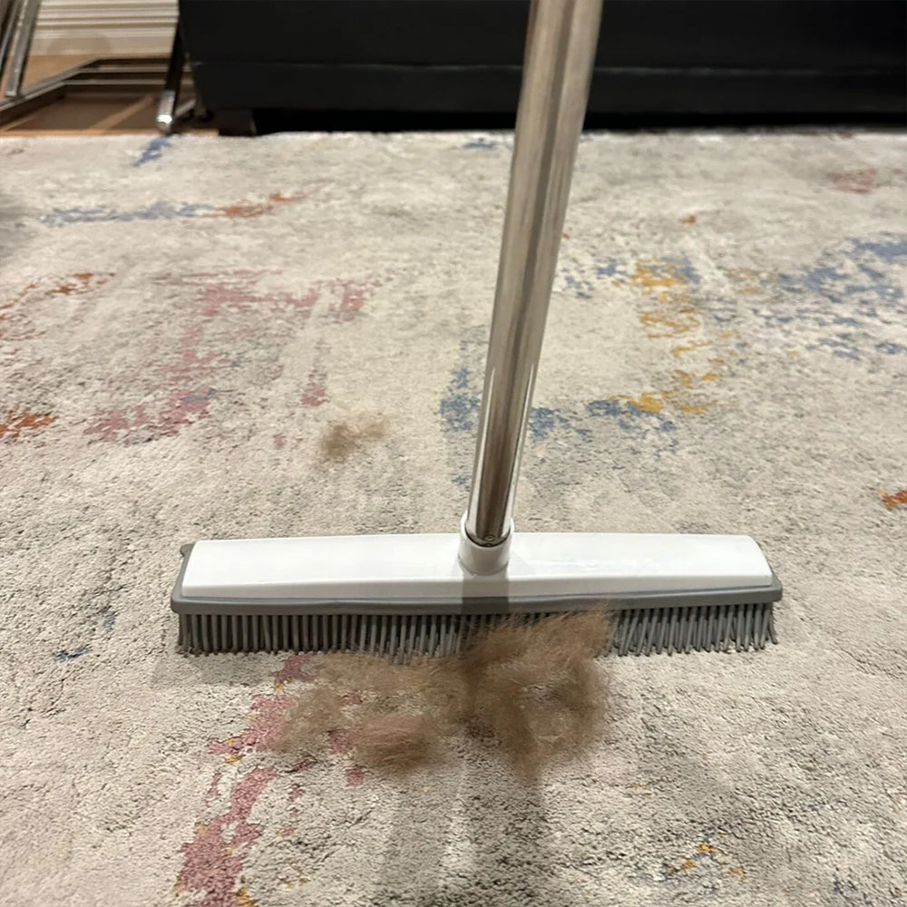 Teleskopkost med skraber til dyrehår og fleksibelt håndtag