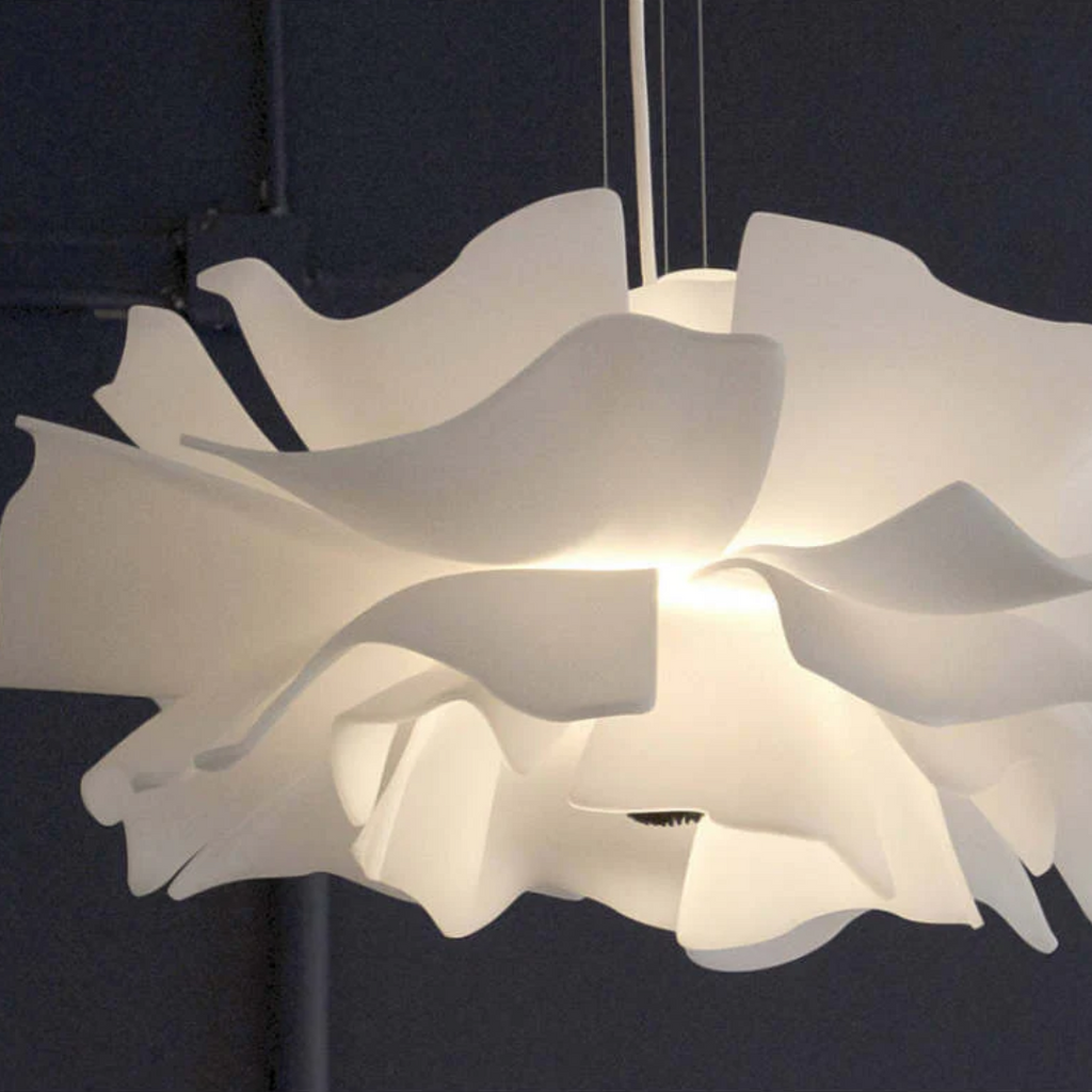 SophiaBloom – Blomsterformet pendel i blødt hvidt med skulpturelt design
