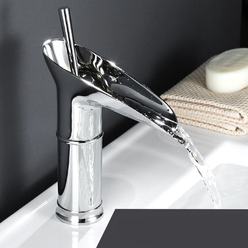 Vandfaldsvaskearmatur i messing med elegant design til badeværelset
