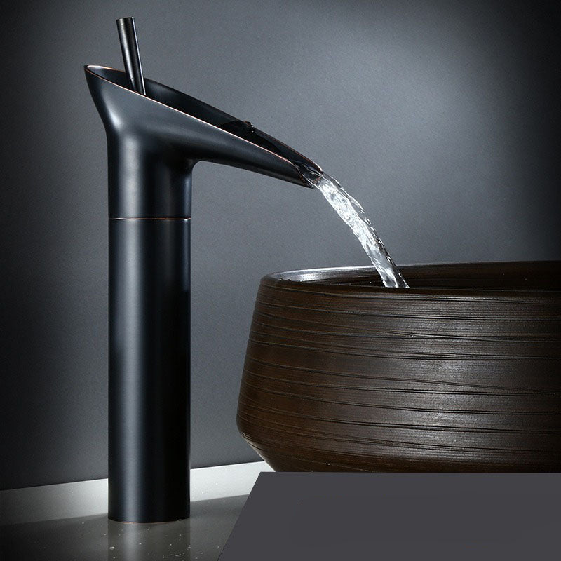 Vandfaldsvaskearmatur i messing med elegant design til badeværelset