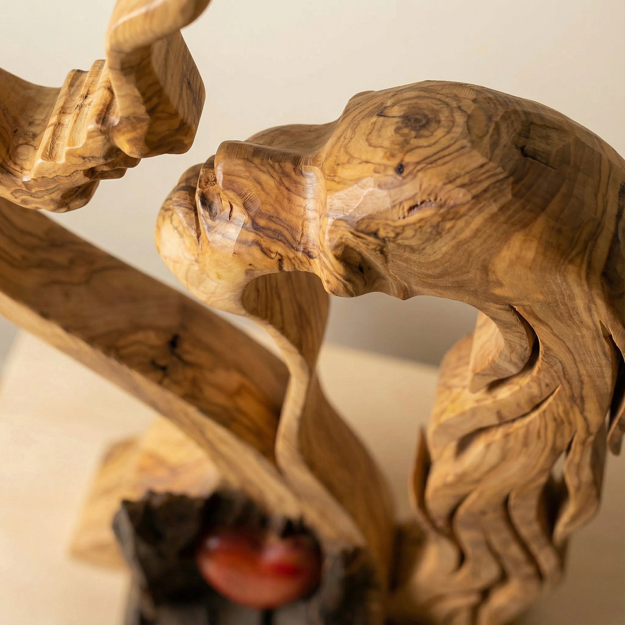 Par Skulptur i Træ – Abstrakt Design, Håndlavet Udseende & Boligindretning