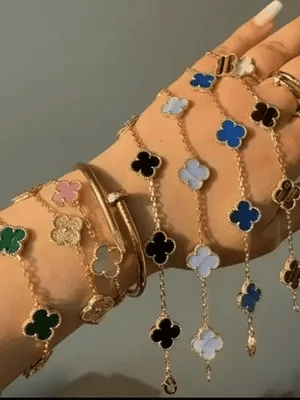 Liora Kløver Charms Armbånd Med Fire Blomster Charms I Guldbelagt Rustfrit Stål