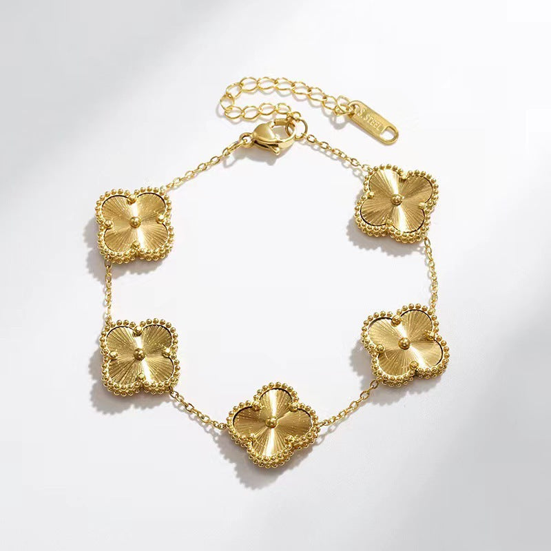 Liora Kløver Charms Armbånd Med Fire Blomster Charms I Guldbelagt Rustfrit Stål