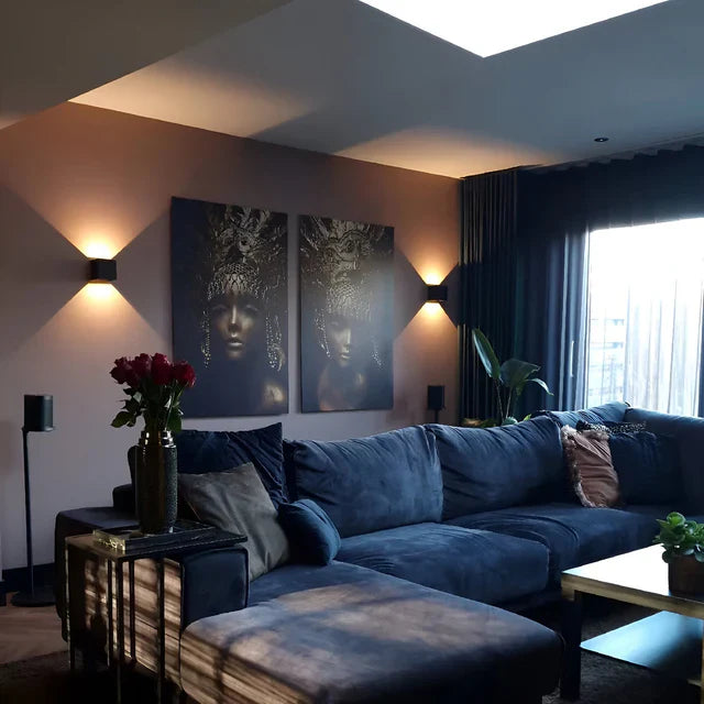 Trådløs væglampe til indendørs og udendørs brug | LED væglampe med batteri og sensor i sort og hvid