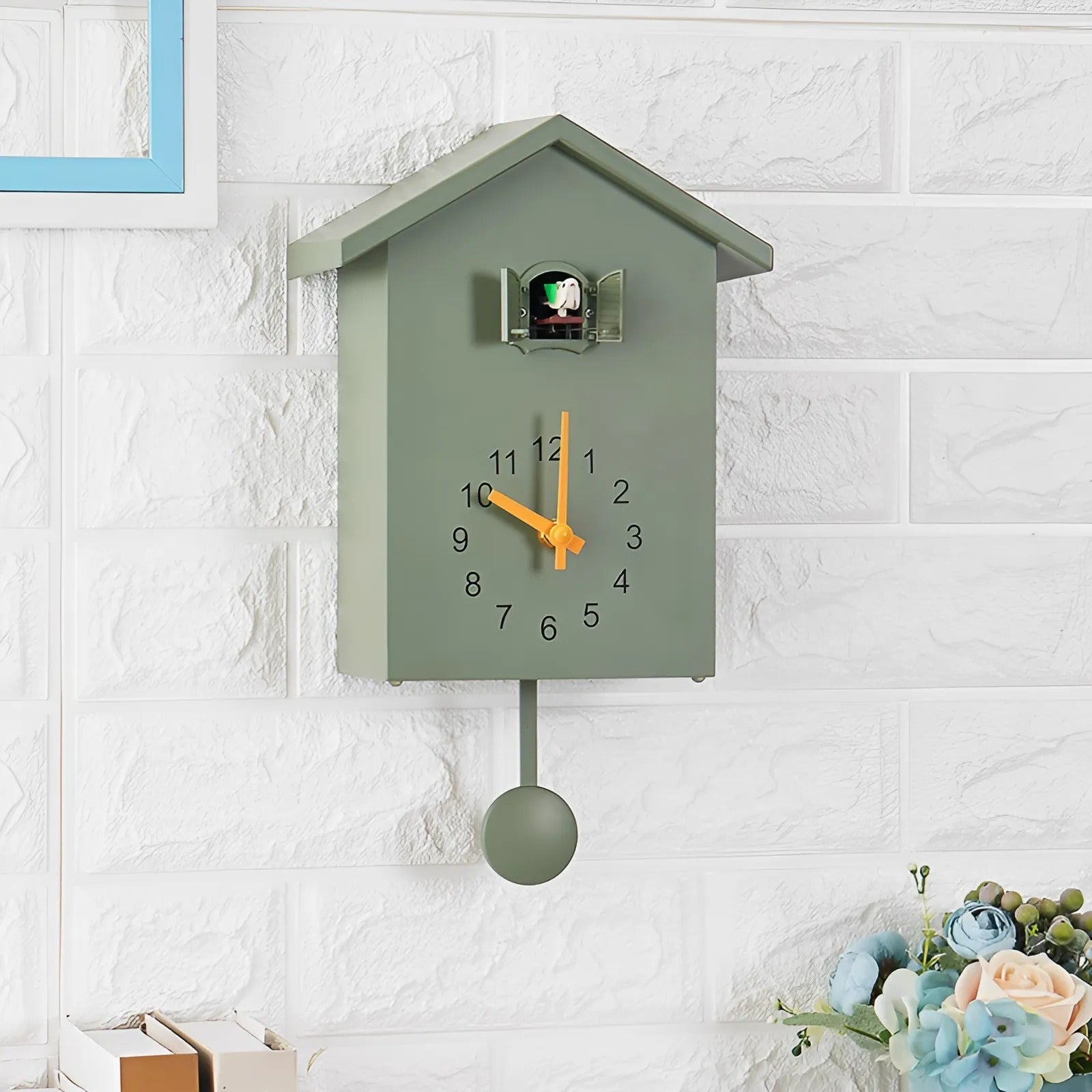 Minimalistisk Kukkuklokke i Elegant Sort og Hvid