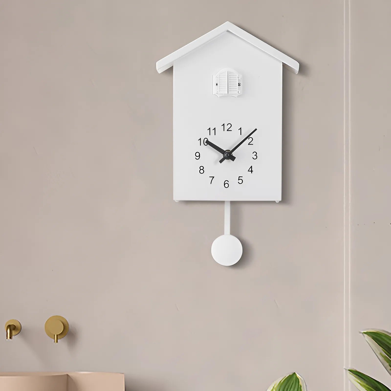 Minimalistisk Kukkuklokke i Elegant Sort og Hvid
