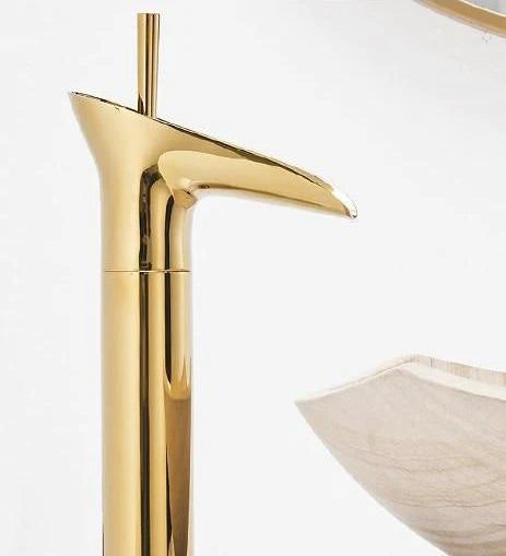 Vandfaldsvaskearmatur i messing med elegant design til badeværelset