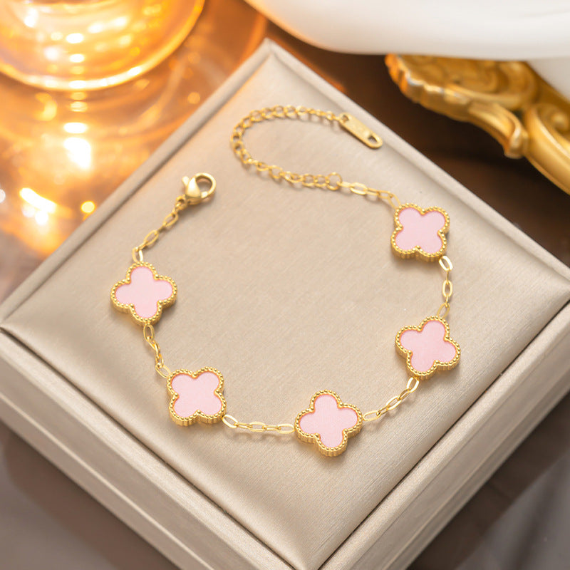 Liora Kløver Charms Armbånd Med Fire Blomster Charms I Guldbelagt Rustfrit Stål
